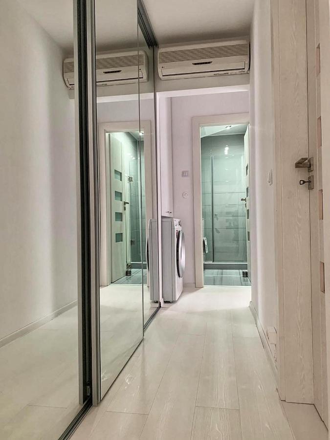 White & Elegant Luxury Apartament Apartment Craiova Exterior photo