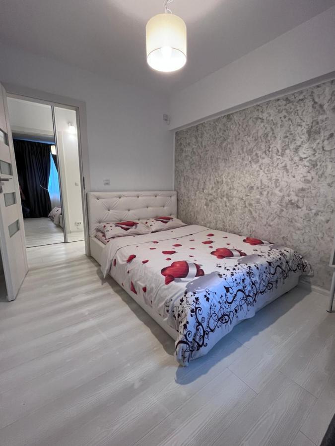 White & Elegant Luxury Apartament Apartment Craiova Exterior photo