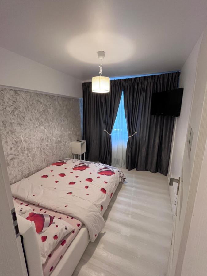 White & Elegant Luxury Apartament Apartment Craiova Exterior photo